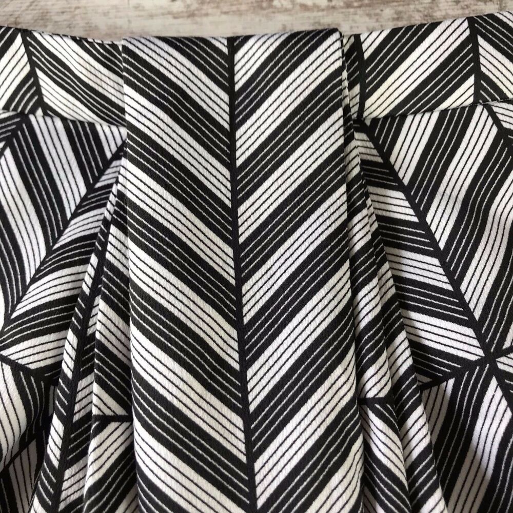 H&M Womens Skirt Black and White Print Size 4 Polyester 16" Length Lined - Picture 6 of 9